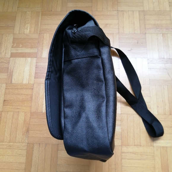 Johnnie Walker Messenger Bag - Picture 7 of 16